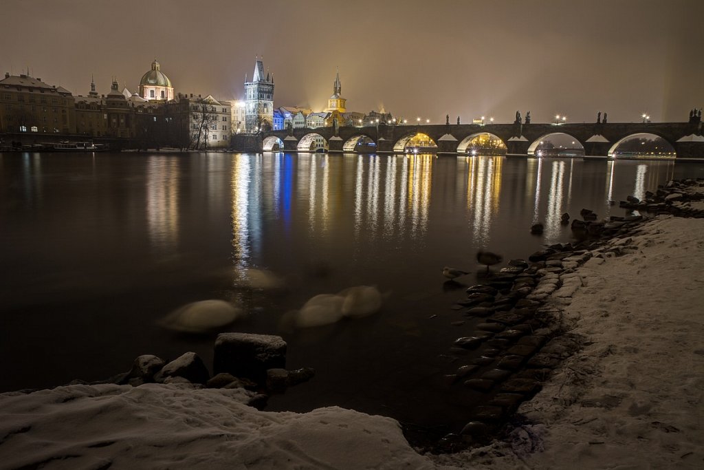 Zimní Karlův most, noční Praha - IMG-6763.jpg