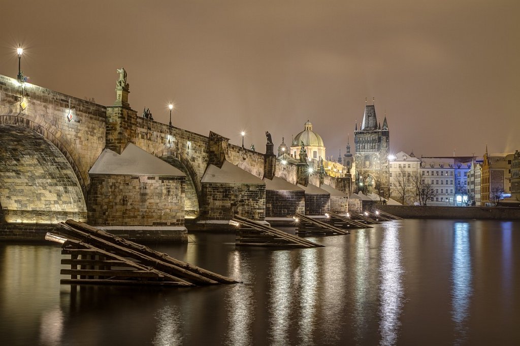 Zimní zasněžený Karlův most, noční Praha - IMG-6808.jpg