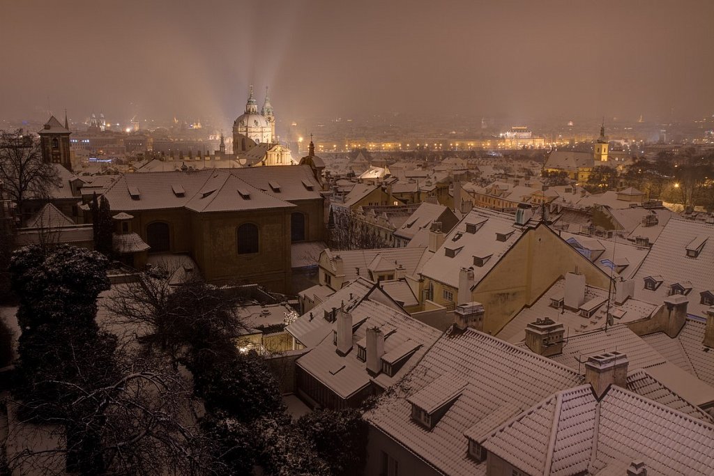 Zimní Malostranské střechy, noční Praha - IMG-6867.jpg