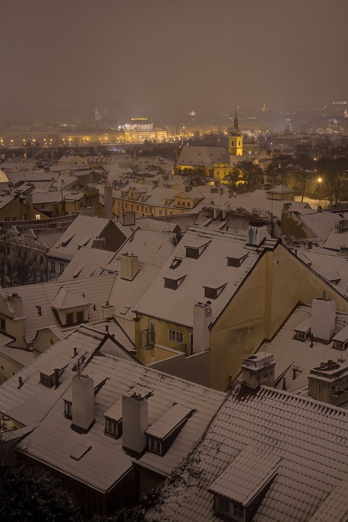 Zimní Malostranské střechy, noční Praha - IMG-6876.jpg