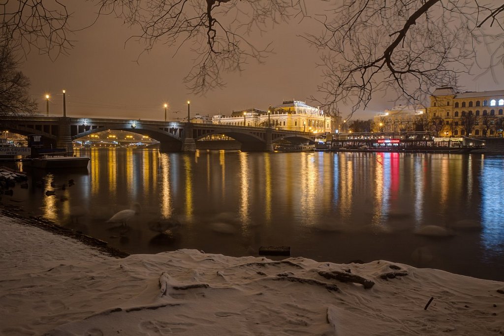 Zimní Mánesův most, Rudolfinum, noční Praha - IMG-6770.jpg