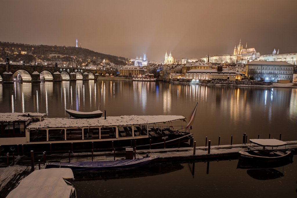 Zimní Karlův most, Hradčany, Vltava, noční Praha - IMG-7070.jpg