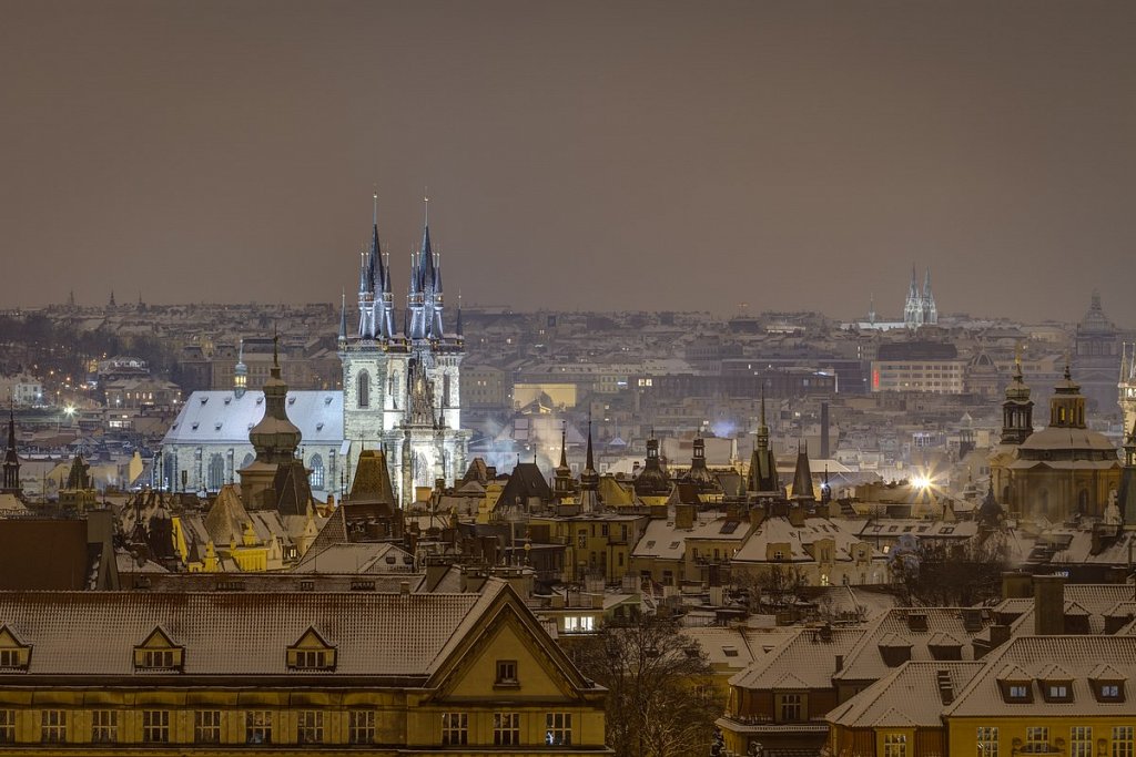 Týnský chrám, pražské věže, noční zimní Praha - IMG-7151.jpg