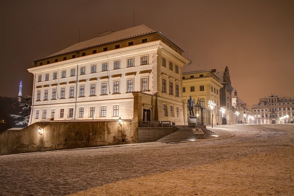 Zimní Hradčanské náměstí, noční Praha - IMG-6855.jpg 